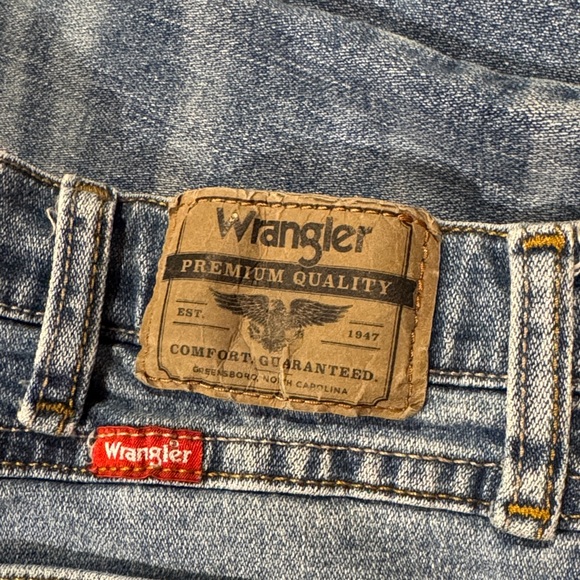 Wrangler Men's Classic Blue Relaxed Jeans - Picture 2 of 5